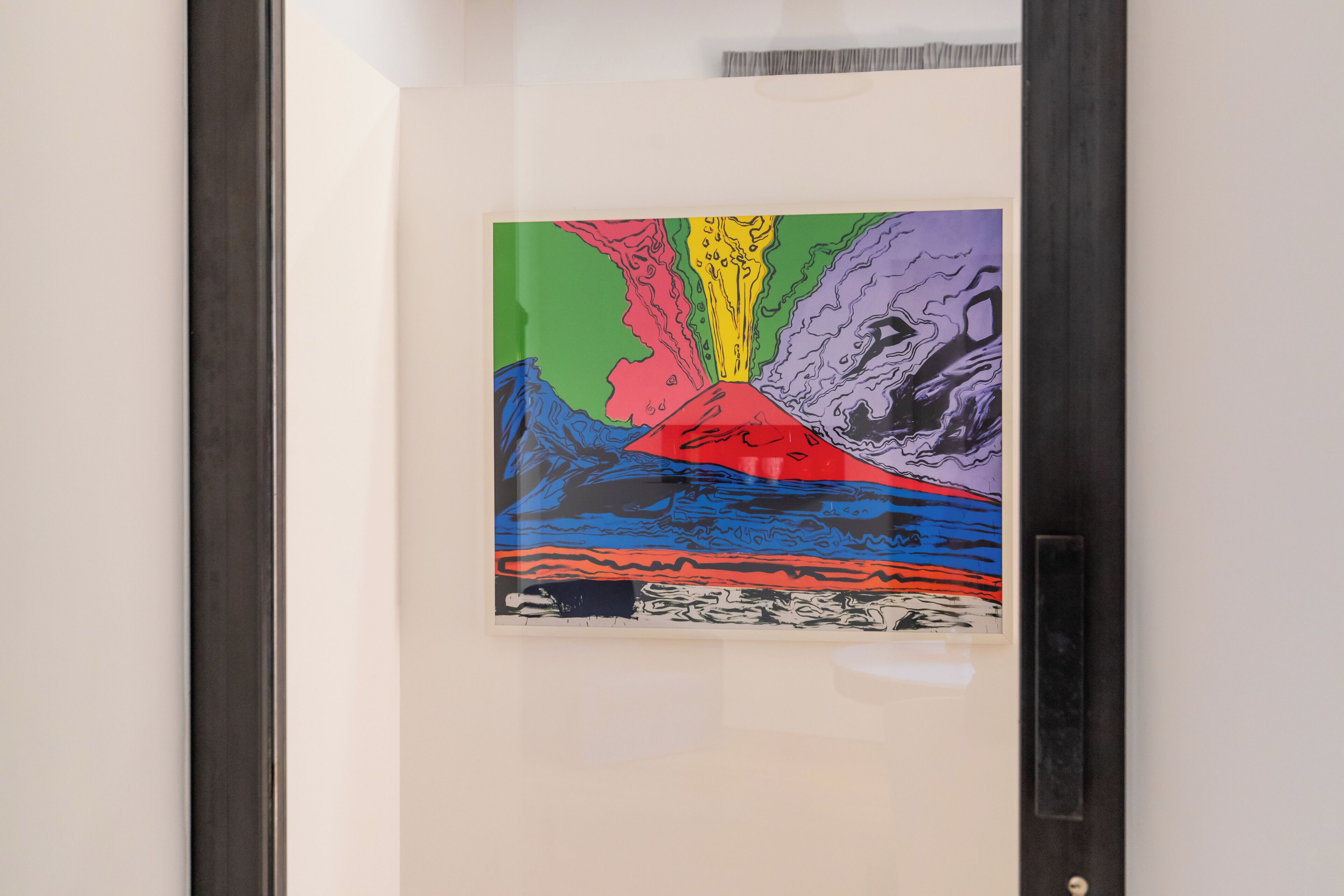 Une œuvre d’art encadrée accrochée au mur.