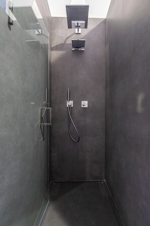 Dutxa, assecador de cabells, bidet i tovalloles 