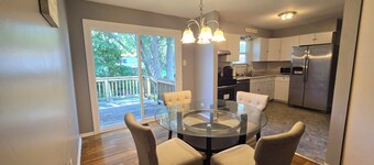 Cozy 3-bedroom house with WiFi and AC in enjoyable Maryland Heights