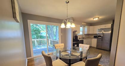 Cozy 3-bedroom house with WiFi and AC in enjoyable Maryland Heights