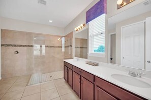 Douche, séchoir à cheveux, serviettes fournies