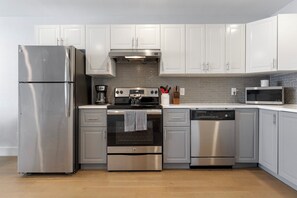 Microwave, oven, stovetop, dishwasher - Cozy 2-bedroom condo with AC and WiFi in lovely Austin (Austin)