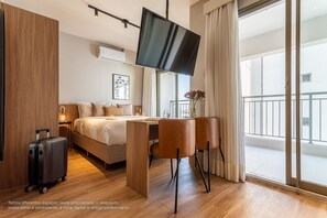 Desk, laptop workspace, blackout curtains, iron/ironing board - For You Paraiso by Viva - Prédio com piscina e academia próximo ao metrô (São Paulo)