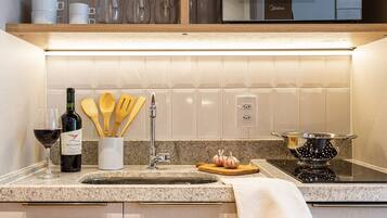 Monolocale Business | Cucina privata | Frigorifero, microonde, piano cottura, macchina per caffè espresso