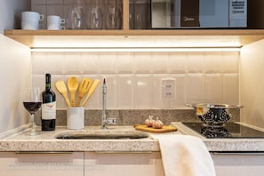 Business Studio | Dapur peribadi | Peti sejuk, ketuhar gelombang mikro, dapur, pembancuh kopi espreso