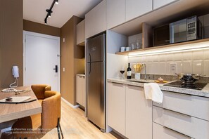 Estúdio empresarial | Cozinha privada | Geladeira, micro-ondas, cooktop, máquina de café expresso