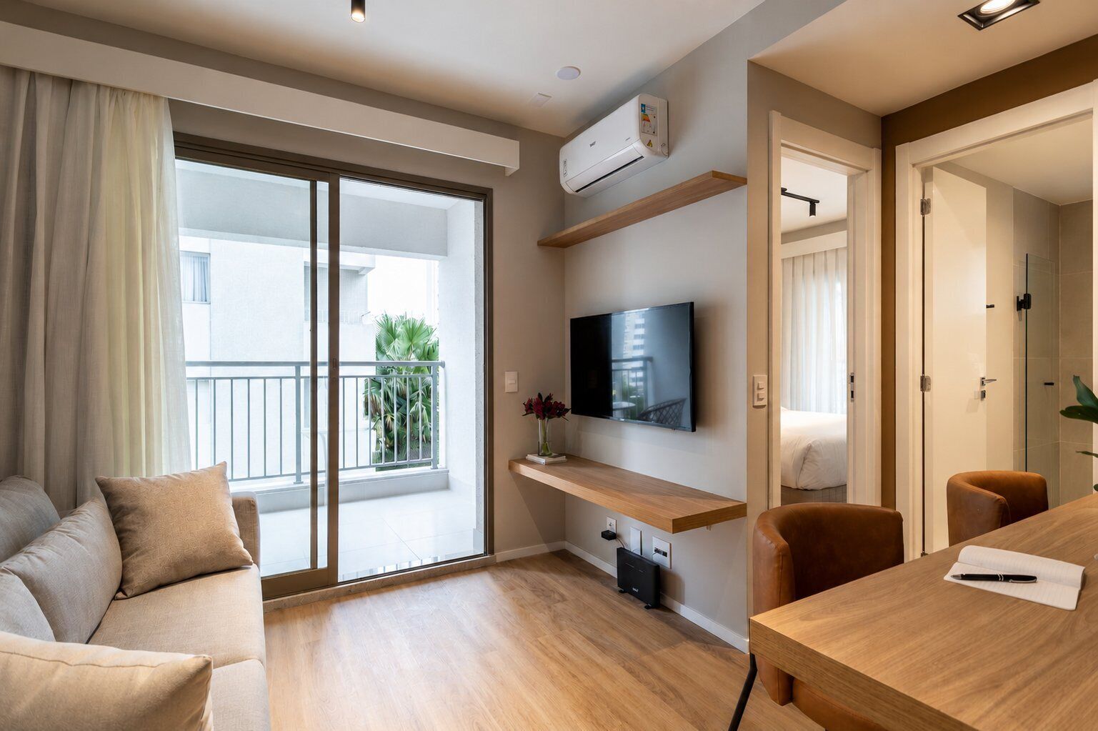 Appartement Romantique | Coin séjour | Télévision LED de 42 pouces avec chaînes numériques