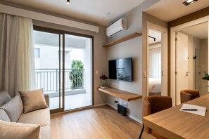 Romantic Apartment | Ruang tamu | 42 inci televisyen LED dengan digital 