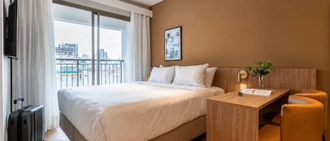 Estudio Prestigio | Escritorio, espacio para trabajar con laptop y cortinas blackout
