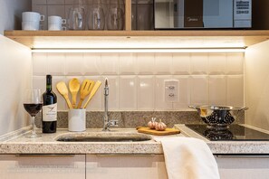 Monolocale Business | Cucina privata | Frigorifero, microonde, piano cottura, macchina per caffè espresso