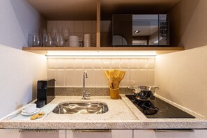 Departamento romántico | Cocina privada | Refrigerador, microondas, cafetera de espresso y utensilios de cocina 