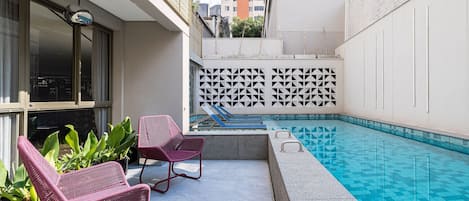 Una piscina al aire libre