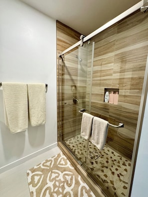 Dusche, Haartrockner, Handtücher, Seife