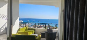 A balcony with a view of the sea and a bridge. - Sea view , city center , beach access ,3-bedroom apartment (Red Sea Governorate)