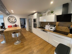 Réfrigérateur, micro-ondes, four, plaque de cuisson