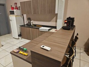 Geladeira, micro-ondas, cooktop, cafeteira/chaleira