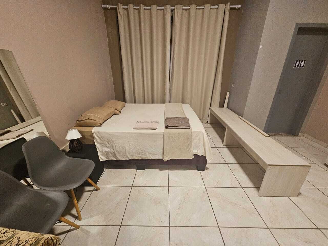 1 habitación, tabla de planchar con plancha, wifi gratis y ropa de cama 