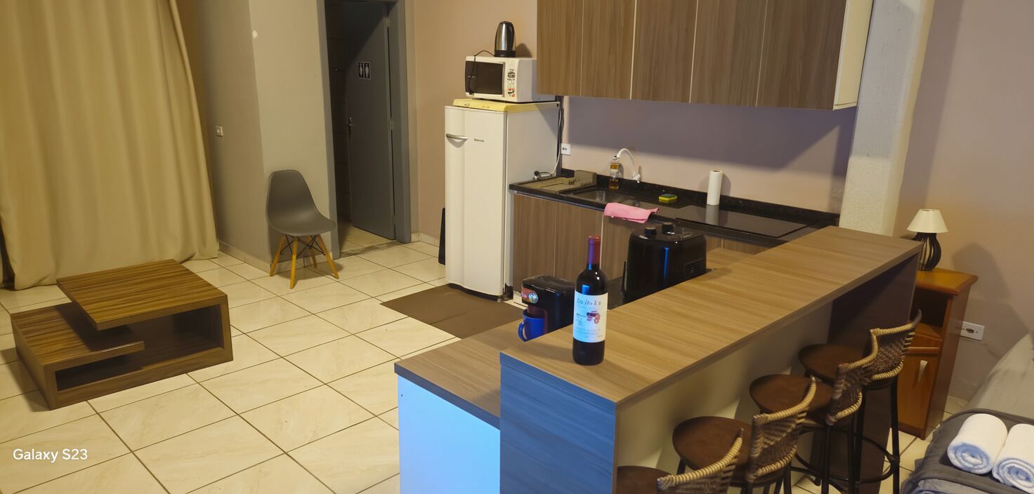 Refrigerador, microondas, parrilla de estufa y cafetera y tetera 