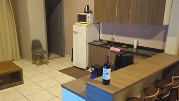 Refrigerador, microondas, placa de cocina, cafetera/tetera