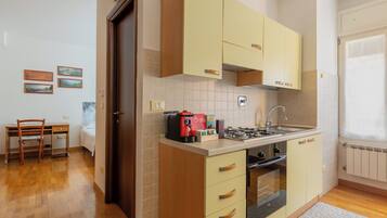 Appartement | Privékeuken | Een espressoapparaat, een waterkoker