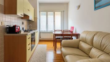 Appartement | Woonruimte | Een 40-inch televisie met digitale zenders