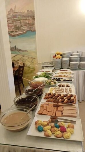 Daily buffet breakfast for a fee - Adil Konak Hotel (Istanbul)