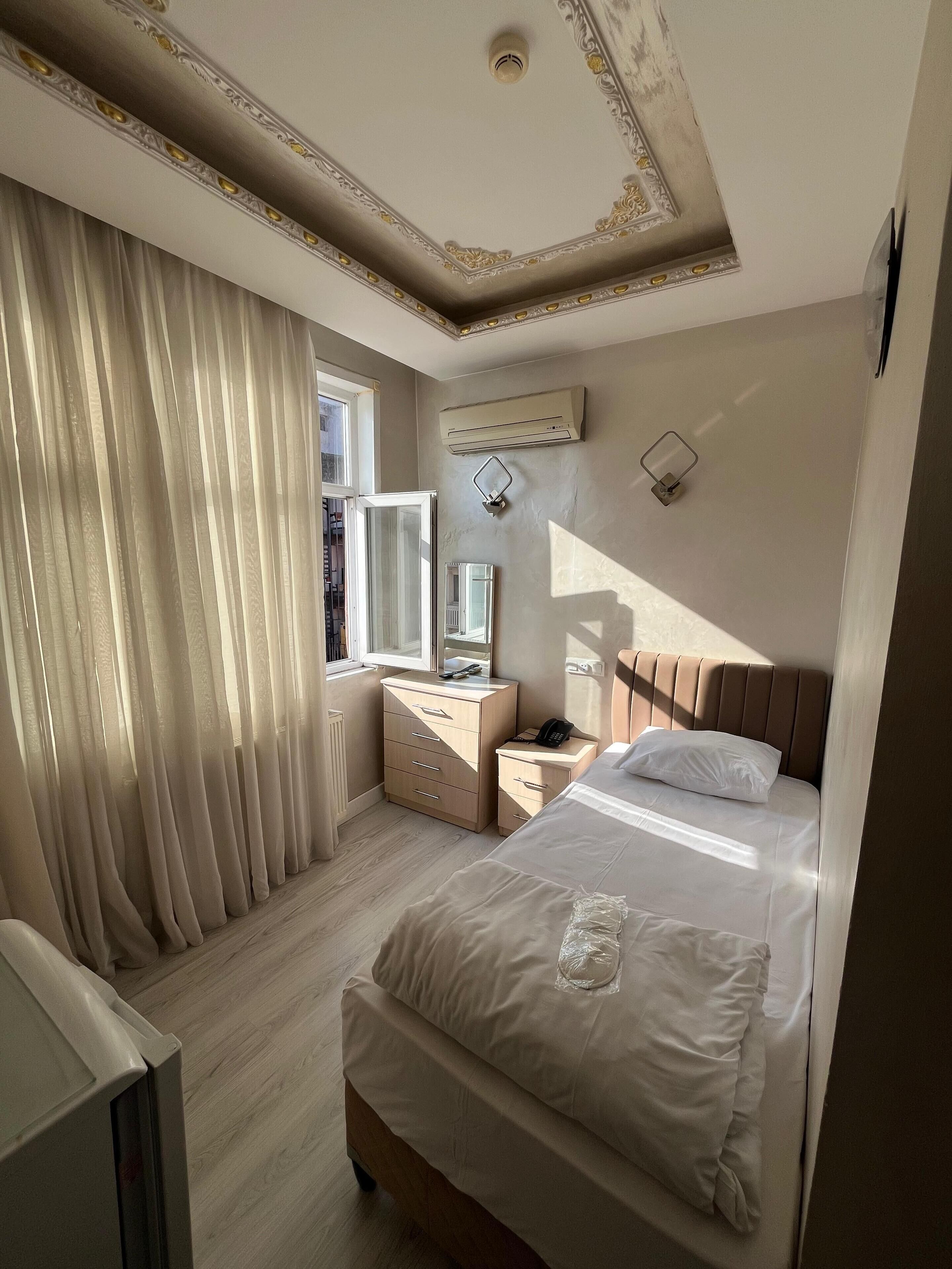 Single Room | Egyptian cotton sheets, premium bedding, minibar, in-room safe