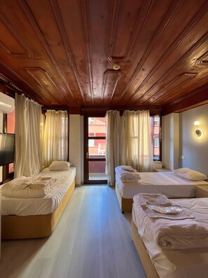 Egyptian cotton sheets, premium bedding, minibar, in-room safe - Adil Konak Hotel (Istanbul)