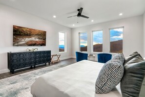 3 bedrooms, iron/ironing board, WiFi, bed sheets - Fully Loaded Lux, 360° Views, Movies on Roof Deck (Sevierville)