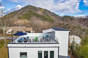Exterior - Fully Loaded Lux, 360° Views, Movies on Roof Deck (Sevierville)