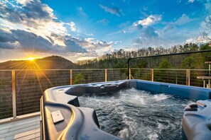 Outdoor spa tub - Fully Loaded Lux, 360° Views, Movies on Roof Deck (Sevierville)