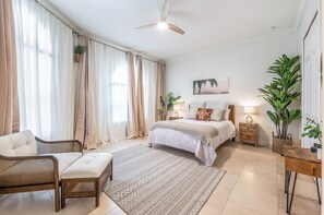 4 chambres, bureau, fer et planche à repasser, lit parapluie