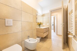 Douche, sèche-cheveux, bidet, serviettes fournies