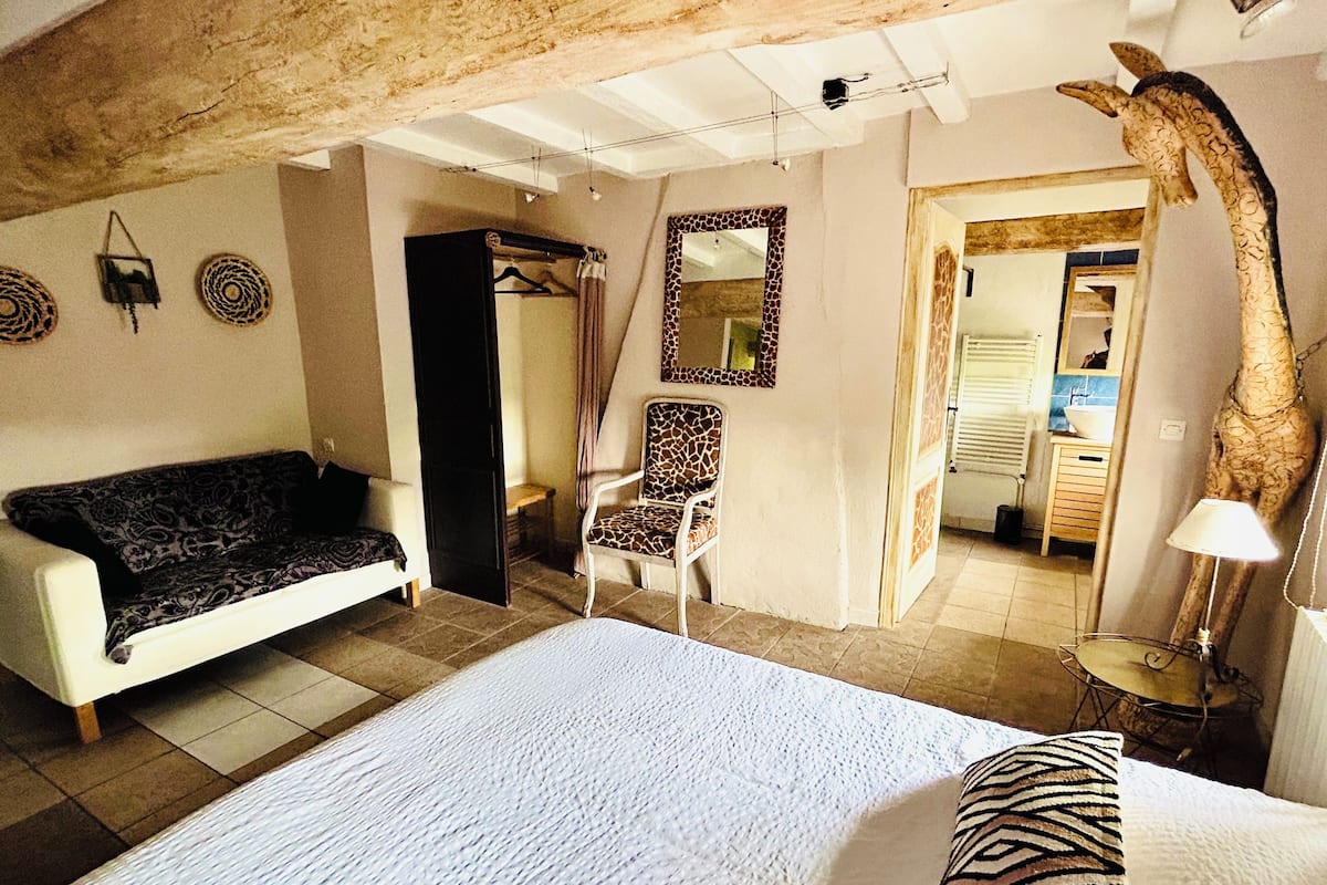Familie suite, 2 slaapkamers, niet-roken | 2 slaapkamers, een strijkplank/strijkijzer, gratis wifi, beddengoed