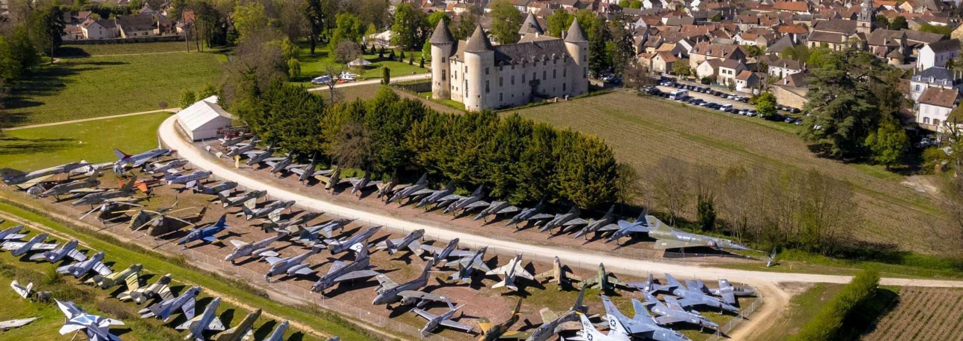 Vista aérea de um castelo cercado por uma extensa coleção de aeronaves militares.