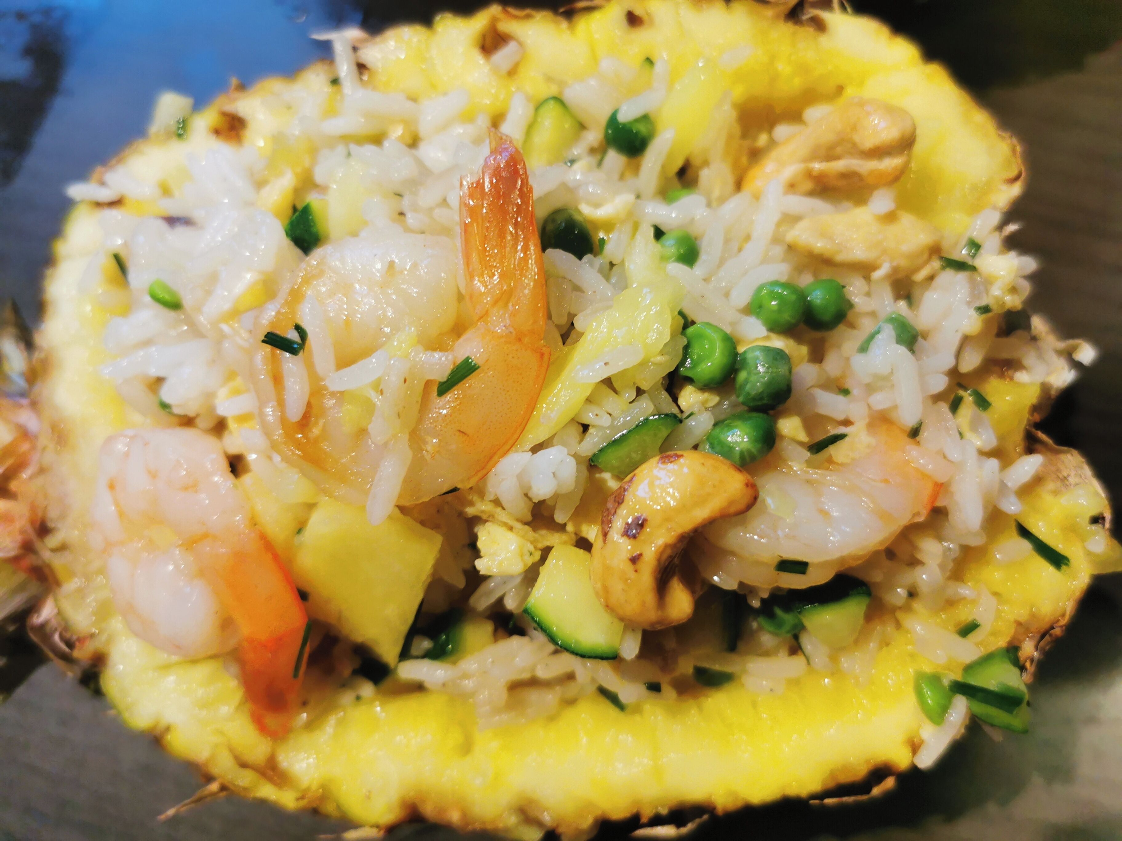 Un plat à base de riz, de crevettes, de petits pois et de noix de cajou.