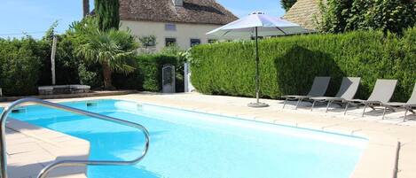 Piscine extérieure en saison