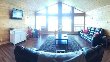 Télévision, lecteur de DVD, baby-foot, livres