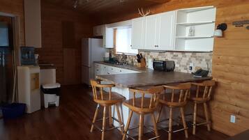 Microondas y utensilios de cocina