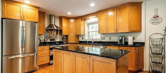 Spacious 4-bedroom townhome in Oakton with AC, WiFi