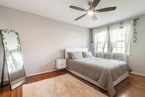 4 chambres, bureau, fer et planche à repasser, lit parapluie