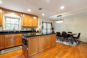 Fridge, microwave, oven, stovetop - Spacious 4-bedroom townhome in Oakton with AC, WiFi (Oakton)