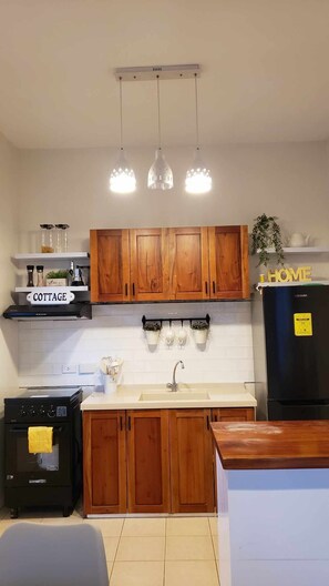 Private kitchen - Cozy Villa near the beach in Panglao Island. Stay at Villa Izabella (Dauis)