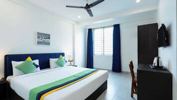 Standard Room | In-room safe, desk