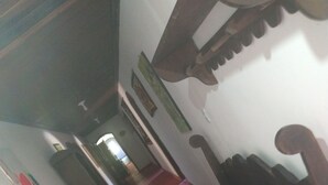 Una escalera con alfombra roja que lleva a una plataforma.
