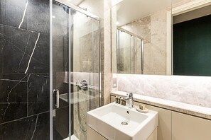 Shower, hair dryer, towels - Luxury Penthouse Overlooking the Thames (London)