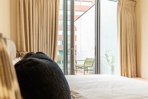 3 bedrooms, iron/ironing board, internet, bed sheets