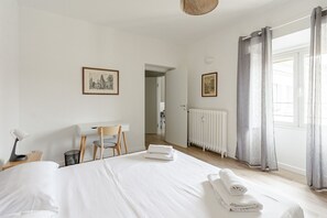 1 soverom, skrivebord, strykejern/-brett og reiseseng for barn