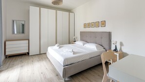 1 chambre, bureau, fer et planche à repasser, lit parapluie