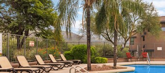 Ventana Canyon 2 bd, 2 ba casita sleeps six. Catalina Mountain view from patio. 